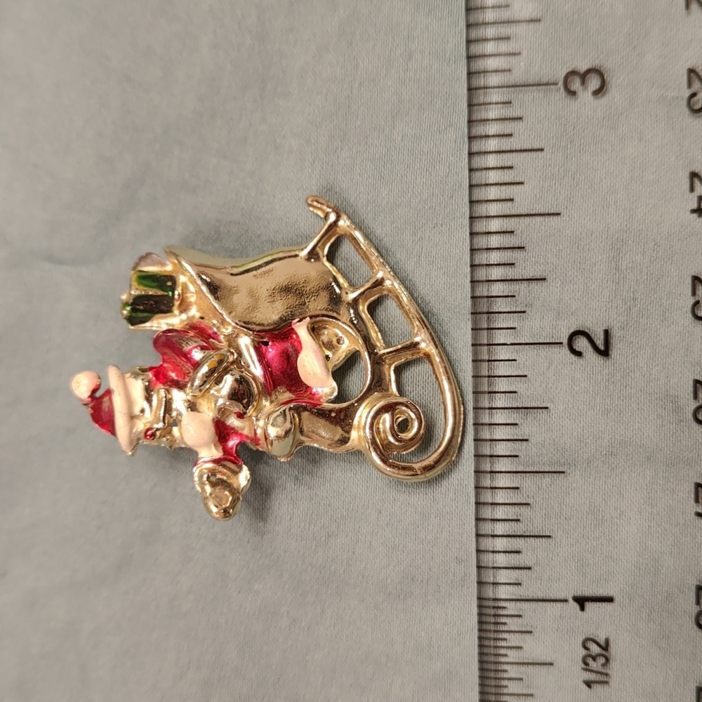 Vintage Santa in gold Sleigh lapel pin/brooch